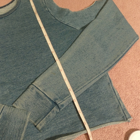 🏷️2/$15 Distressed Cropped Sweatshirt - Picture 4 of 6